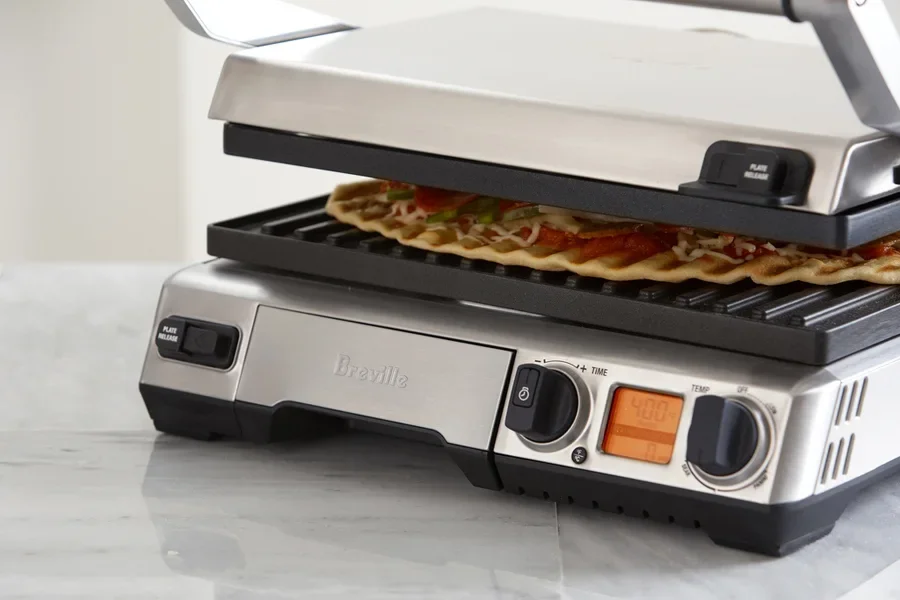 ケサディーヤを準備するコンタクトグリル