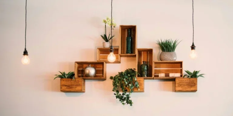 Ящики, установленные на стене