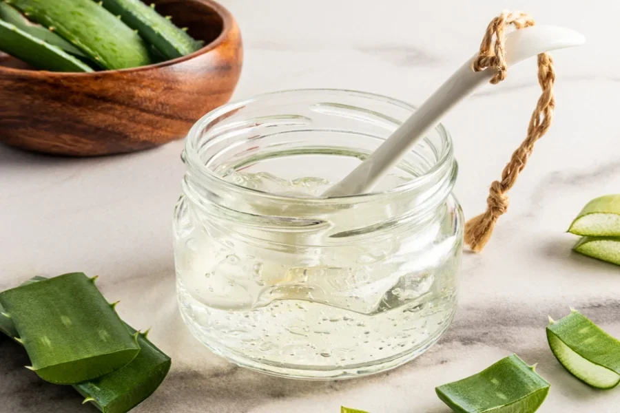 Gel de aloe vera fresco extraído para uso calmante en el cuidado del cabello.