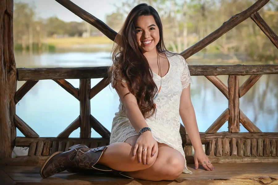 Chica con botas y vestido de encaje