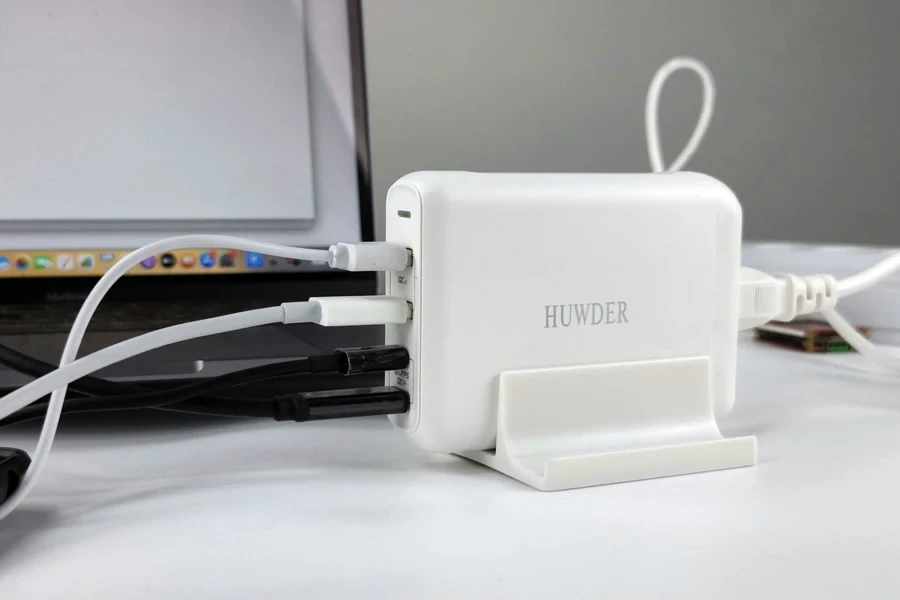 HUWDER A1903 150W PD Charger 4 Ports Fast charger, dual USB-C, dual USB-A. Support PD3.0 PPS AFC SCPFCP, QC3.0, etc fast charging protocols.