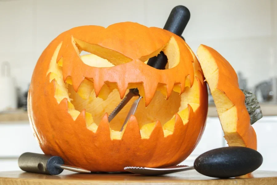 Halloween-Kürbis mit Schnitzmessern