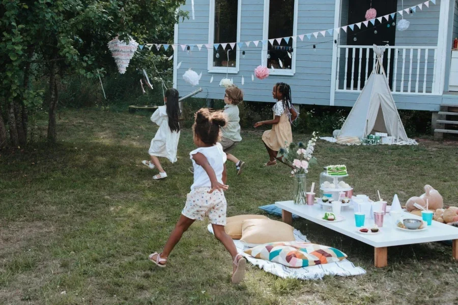 Les enfants courent de la table à la piñata