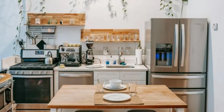 Küche mit weißer Wand