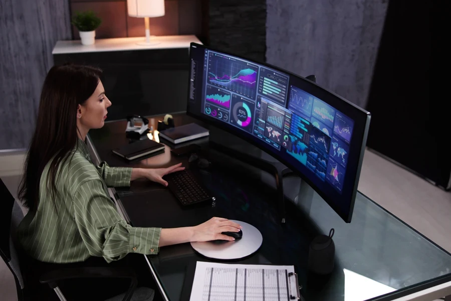 Lady using an ultrawide curve
