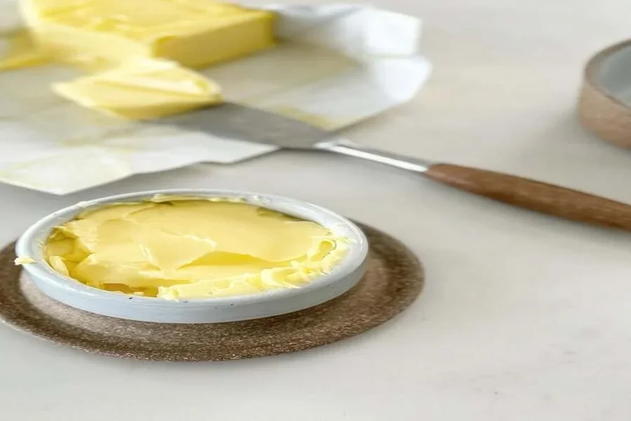 Tapa de mantequera de cerámica con mantequilla untable en su interior