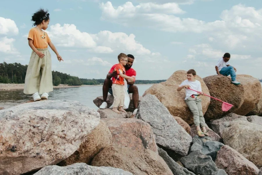 Un homme et des enfants nettoient la plage