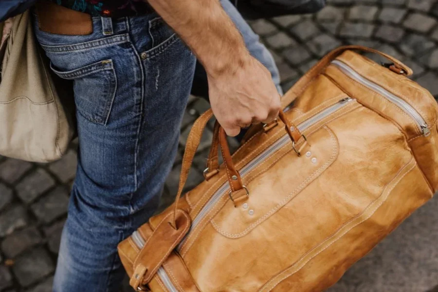 Mann trägt Taschen und Gepäck