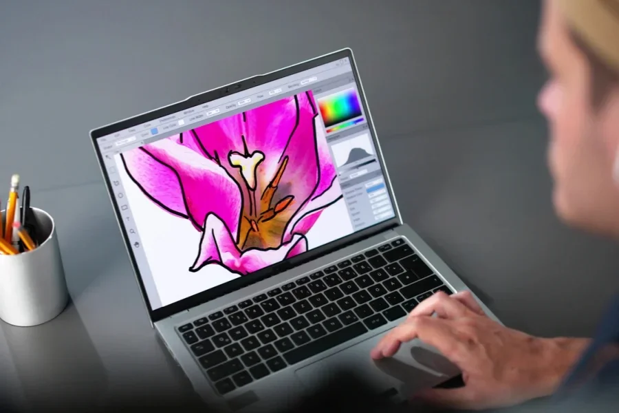 Мужчина создает дизайн с помощью своего ноутбука