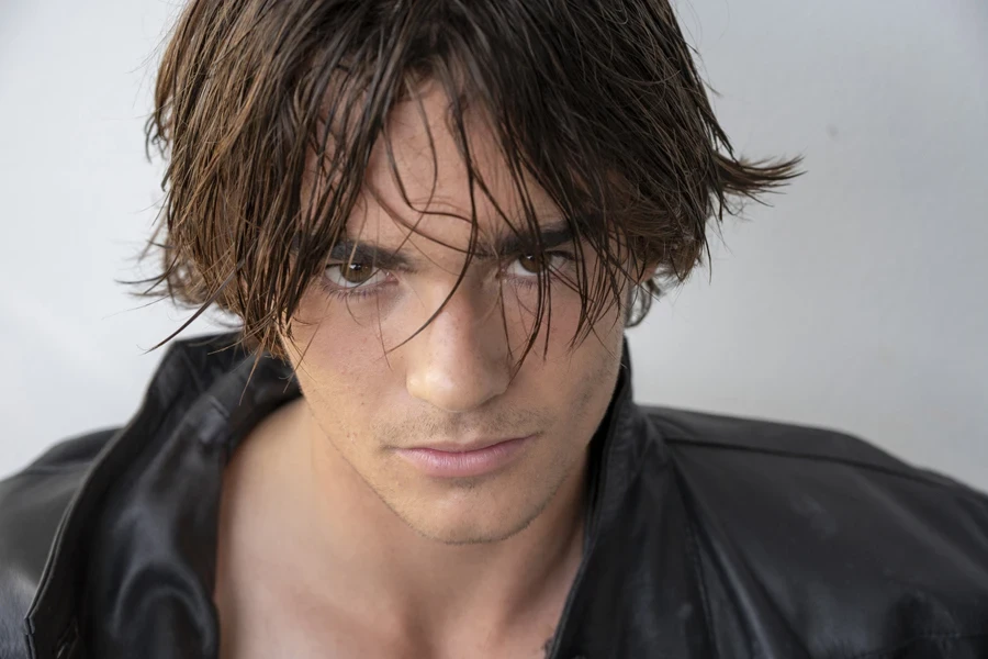 Man with wet short hair, styled with textured fringe