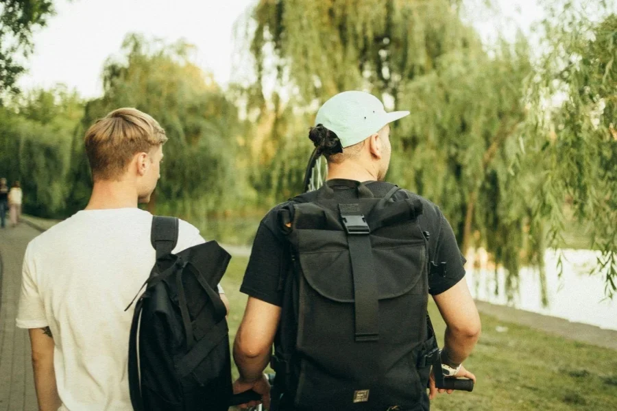 Männer tragen Rucksäcke