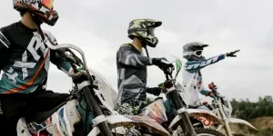 Pria Mengendarai Sepeda Motor Trail Bersama