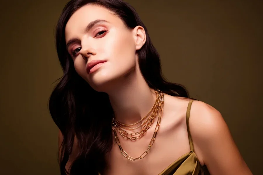 Modelo con varios collares de clips