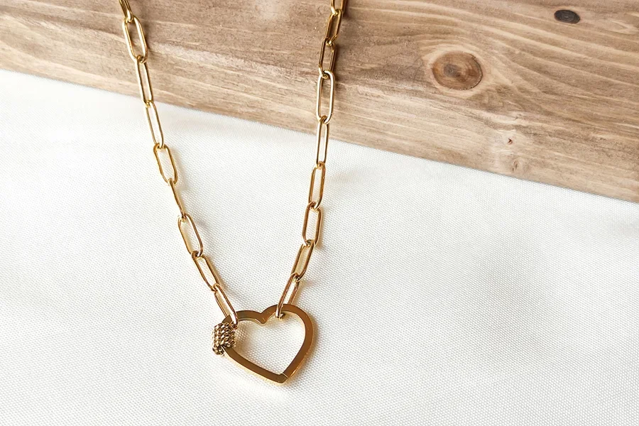 Collar con diseño de eslabones de clip y colgante en forma de corazón