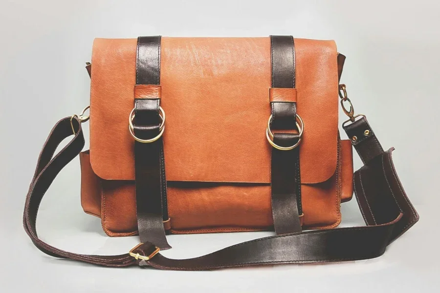 Umhängetasche aus orangefarbenem und schwarzem Leder