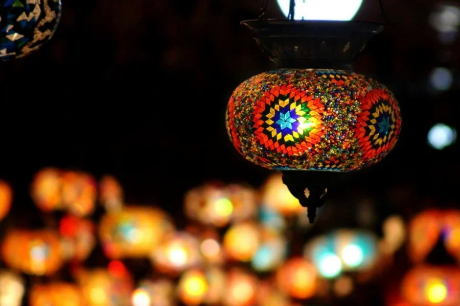 Абажур из оранжевого и разноцветного витражного стекла