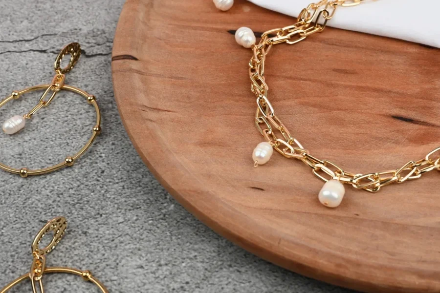 Collar de clip con múltiples gotas de perlas blancas y un pendiente a juego