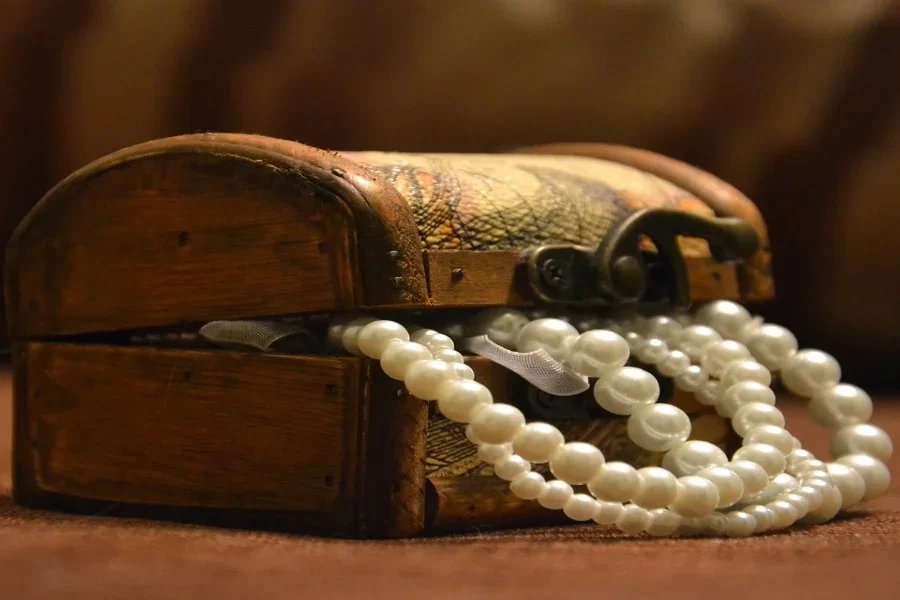 Perlenkette in einer orientalischen Vintage-Schmuckschatulle