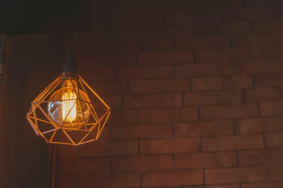 Подвесная лампа включена