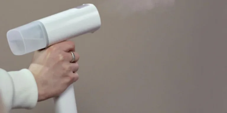 Persona sosteniendo una jarra blanca.