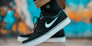 Человек в черно-белых кроссовках Nike