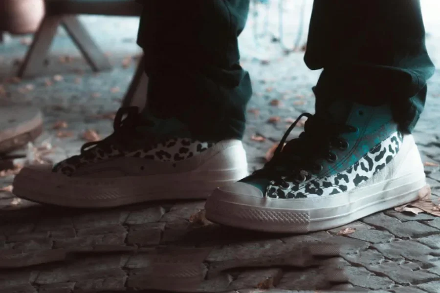 Человек в кроссовках с анималистичным принтом