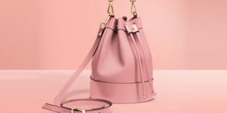 Borsa a secchiello rosa firmata su sfondo rosa pastello