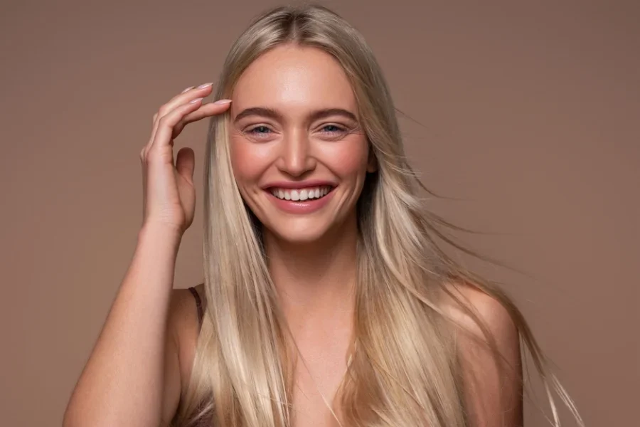 Cabello rubio brillante y sedoso que fluye libremente.