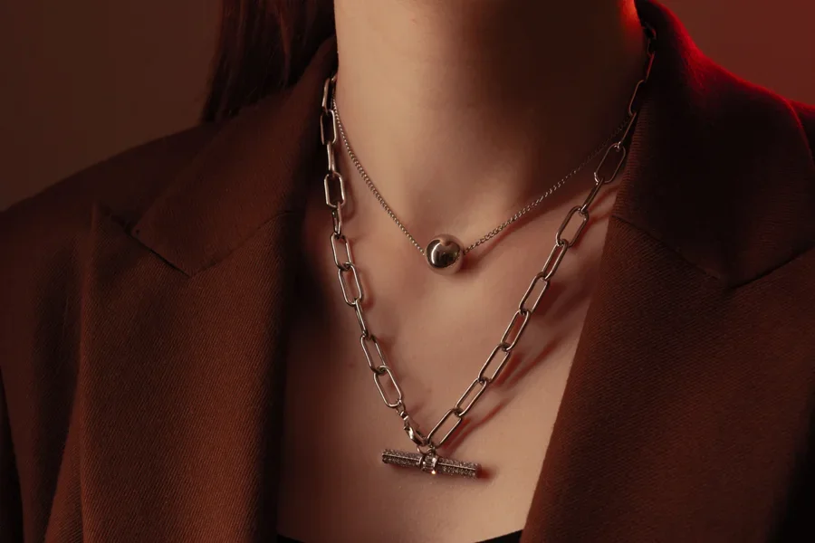 Collar de clip de plata en el cuello