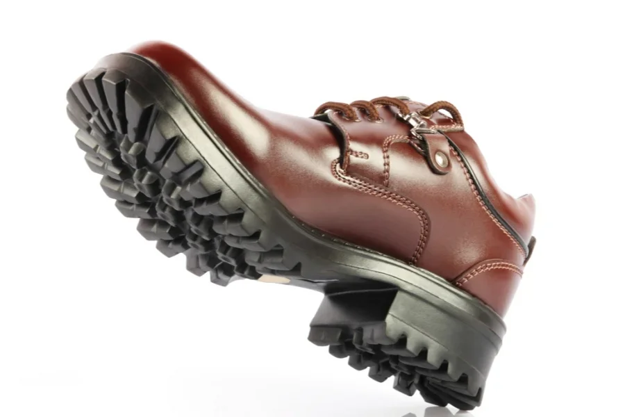 Противоскользящая обувь с толстой подошвой и глубокими канавками