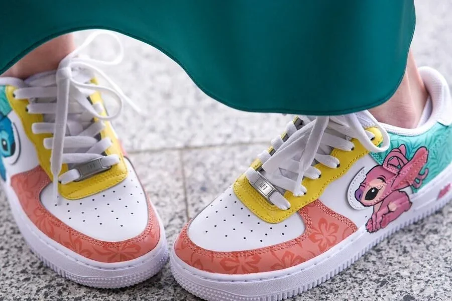 Кроссовки с индивидуальными рисунками персонажей мультфильмов