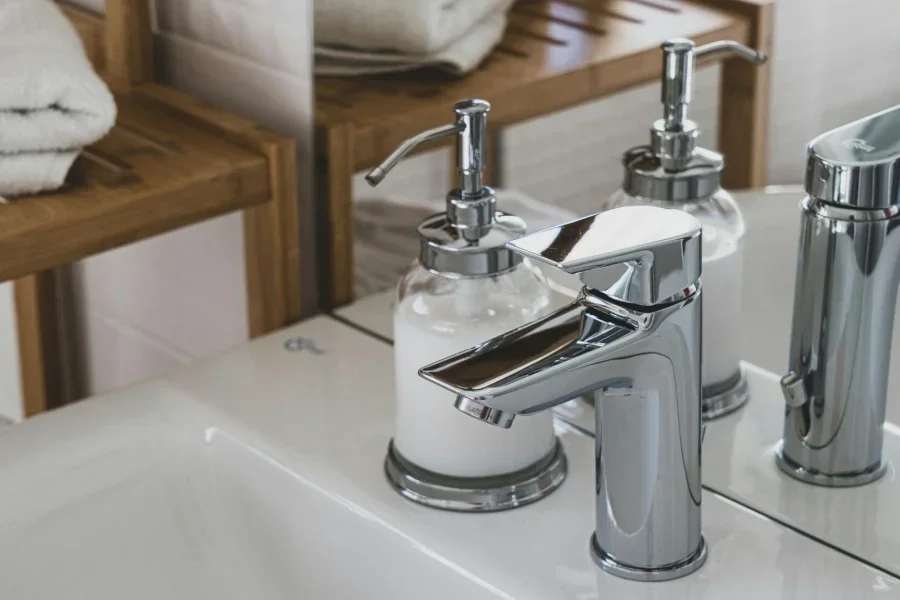 Keran Stainless Steel di Wastafel Keramik Putih