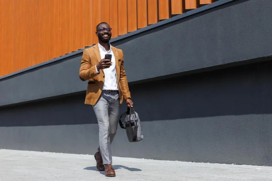 Stilvoller Geschäftsmann unterwegs