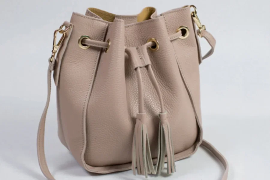 Sac seau en cuir élégant sur fond gris