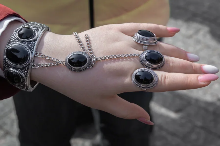 Mujer elegante con joyas de obsidiana