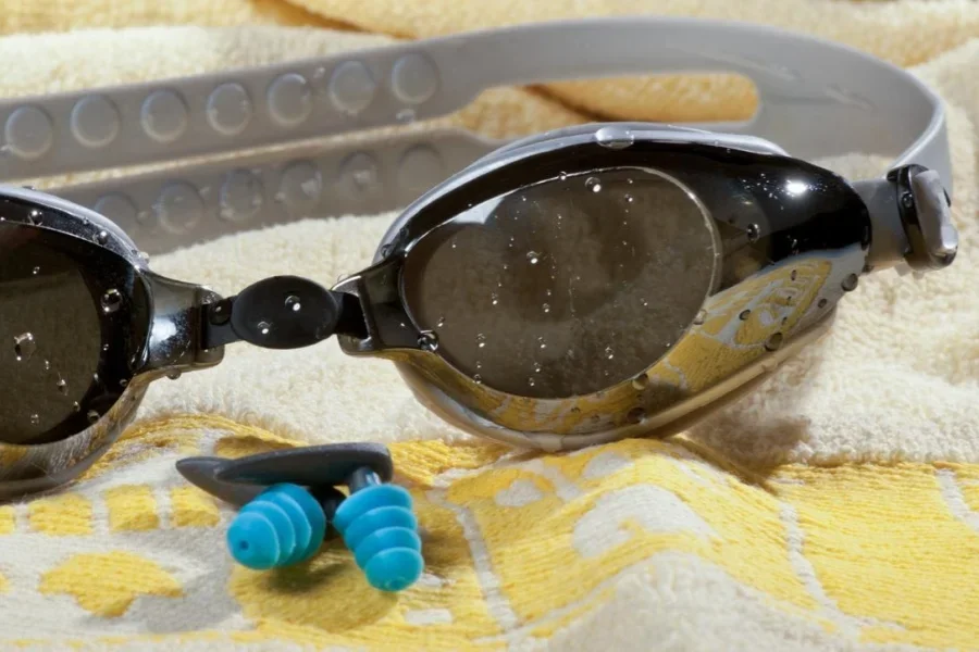 Swimming goggles
