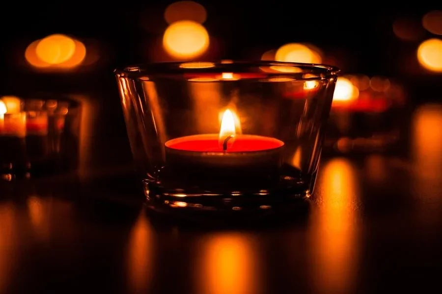 Vela de té en un candelabro de vidrio