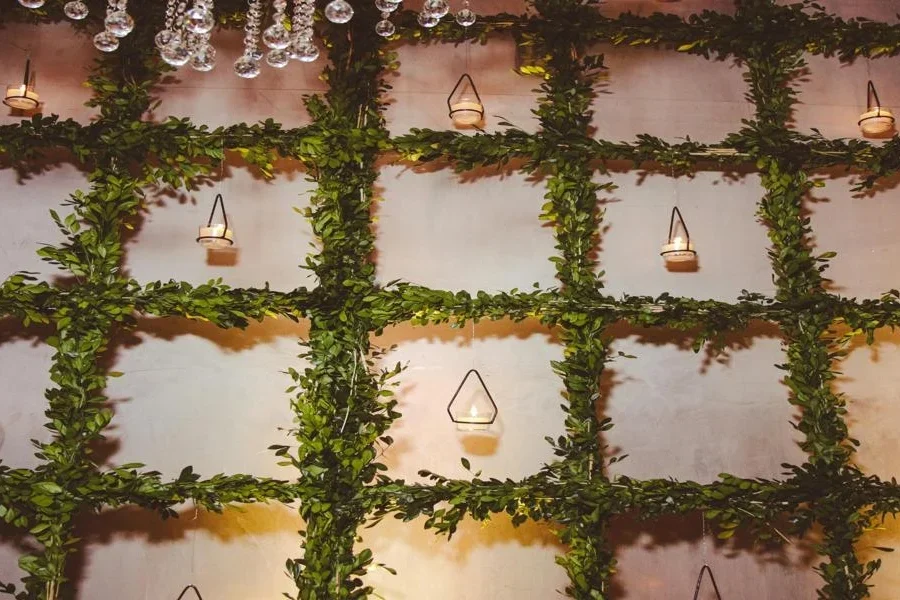 Velas de té colgadas en un enrejado