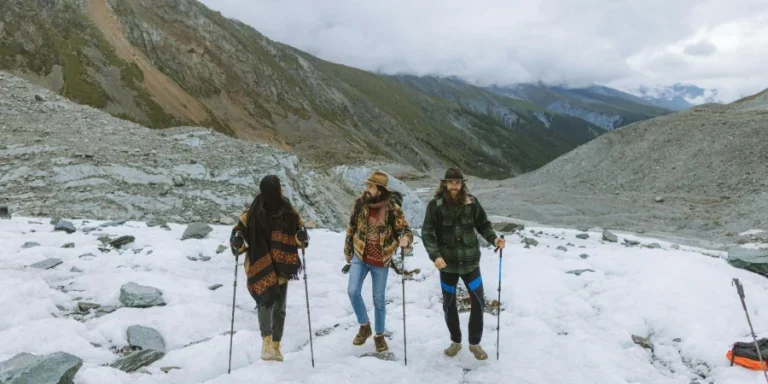 Drei Menschen gehen auf schneebedeckten Berg