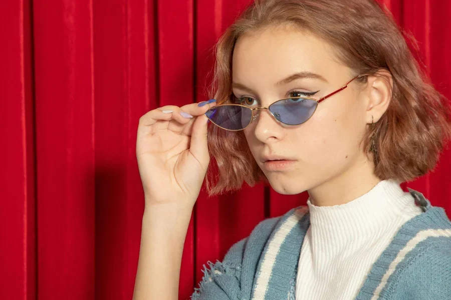 Mujer joven de moda con gafas de sol