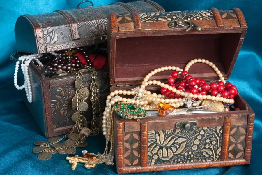 Zwei Schmuckkästchen aus Holz mit aufwendigen Mustern