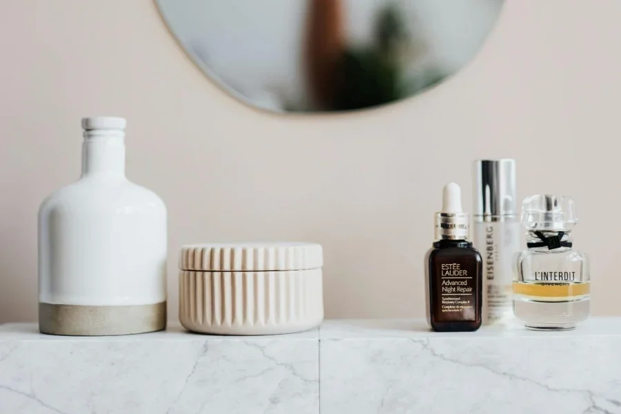 Berbagai produk kecantikan di rak keramik di kamar mandi