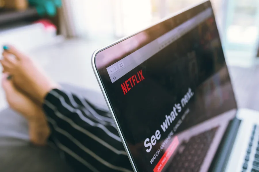 Просмотр Netflix на OLED-ноутбуке