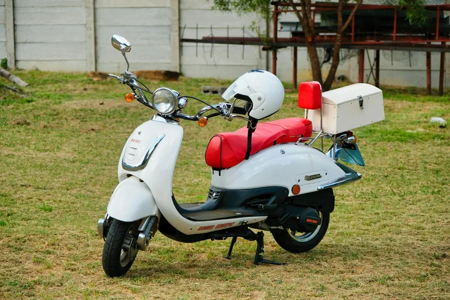 Weißer Roller mit Helm in einem Garten in Pretoria, Südafrika geparkt