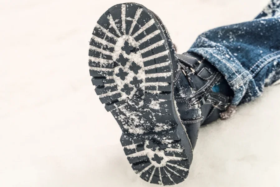 Зимние нескользящие ботинки с глубокими канавками