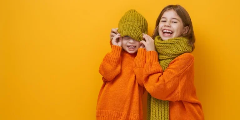 Retrato invernal de niños felices