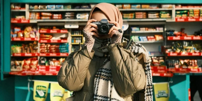 Mujer tomando fotografías en una tienda