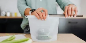 Wanita menyegel kantong penyimpanan silikon yang dapat digunakan kembali di dapur