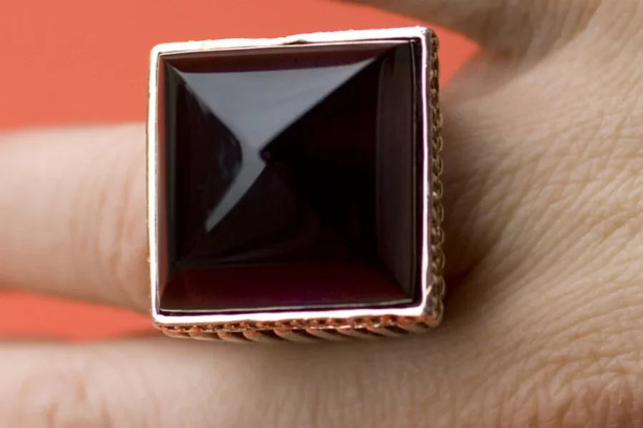 Mujer con un anillo cuadrado de obsidiana