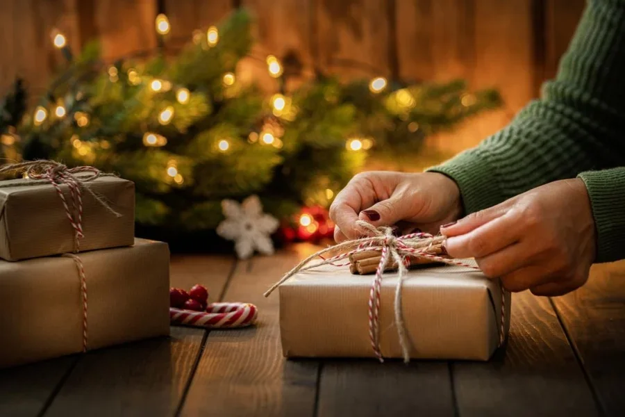 Les mains d'une femme arrangeant un cadeau